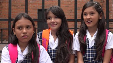 Güzel kız öğrencilerin okul üniformaları giyen işitme