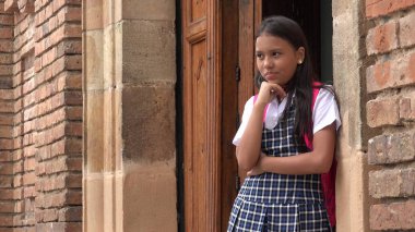 Düşünceli bir genç kız