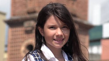 Gülümseyen güzel kadın çocuk