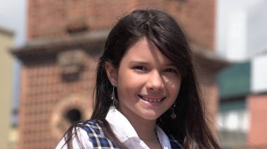 Gülümseyen bir azınlık kız