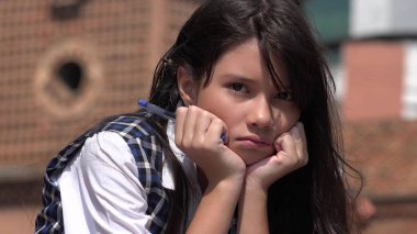 Üzgün öğrenci çocuk