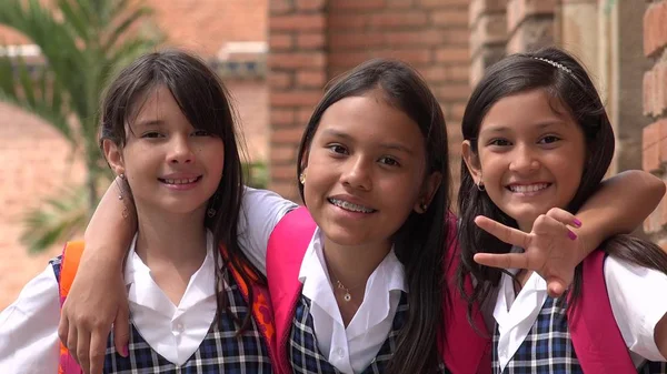 Latina studentesse e amicizia indossando uniformi scolastiche — Foto Stock