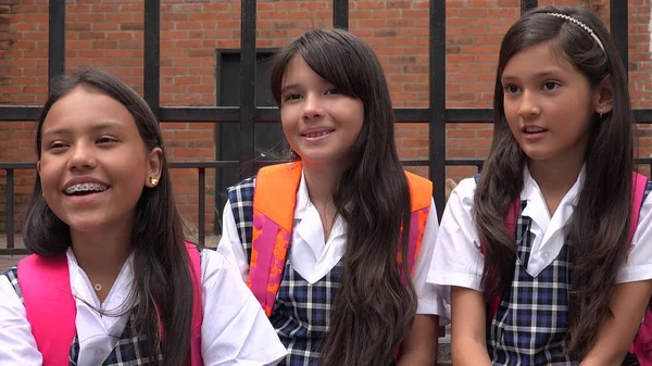 Kolumbijskie młodych studentów noszenia mundurków szkolnych — Zdjęcie stockowe