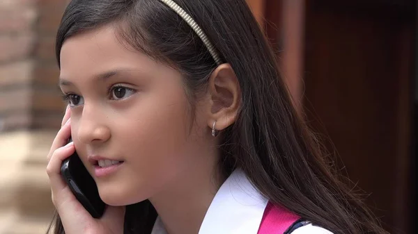 Νεανικό Κολομβιανή Κορίτσι Που Χρησιμοποιούν Κινητό Τηλέφωνο — Φωτογραφία Αρχείου