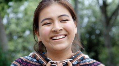 Heyecanlı Latina kişi