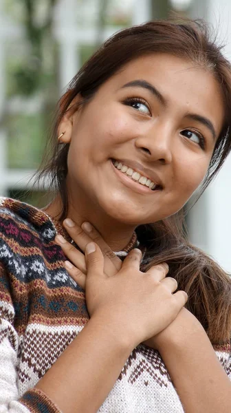 Tagträumend jugendliches Teenager-Mädchen — Stockfoto