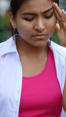 Baş ağrısı ile genç erkek