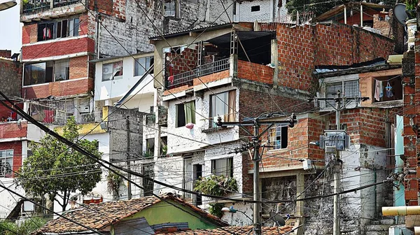 Povertà e case colombiane — Foto Stock