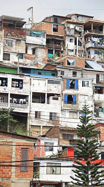 在贫穷的哥伦比亚邻里的房子 — 图库照片