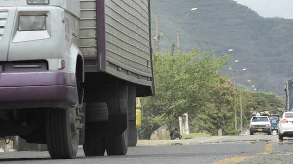 Camión y tráfico por carretera — Foto de Stock