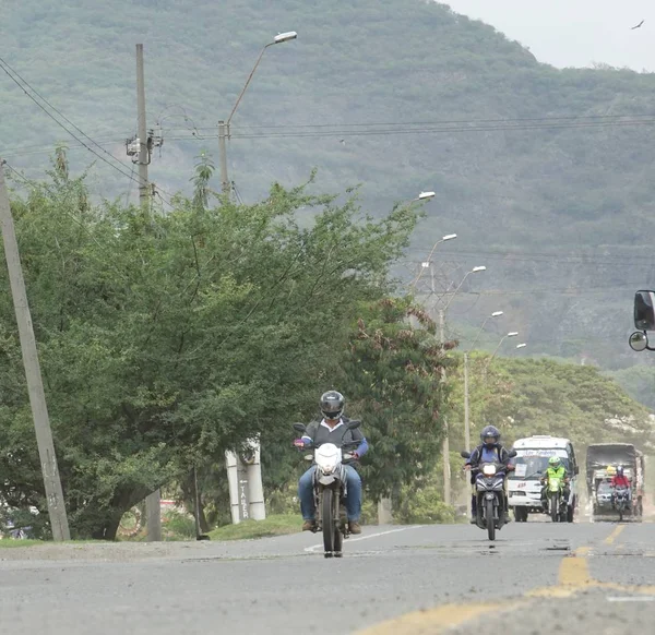 Tráfico por carretera rural en motocicleta — Foto de Stock
