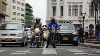 Motosiklet otomobil yol trafik bekleyen, yaya geçidi