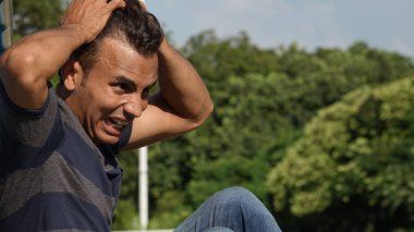 Kolombiyalı genç erkek ve anksiyete