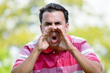 Genç Kolombiyalı erkek bağırarak