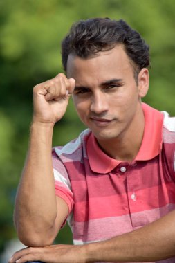 Genç Kolombiyalı erkek portre