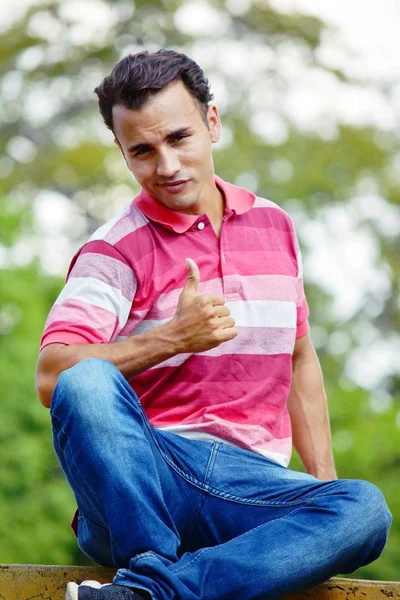 Bonito masculino com polegares para cima — Fotografia de Stock