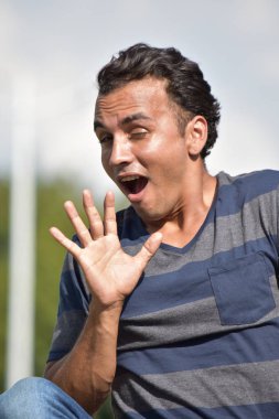 Yakışıklı erkek şaşırttı