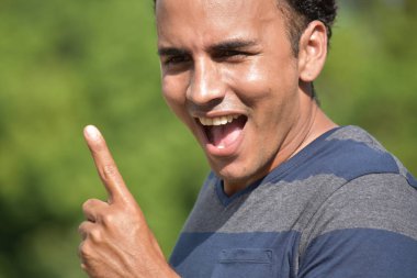 Bir fikir olan İspanyol erkek