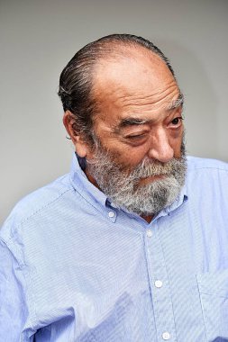 Üst düzey erkek göz kırpıyor