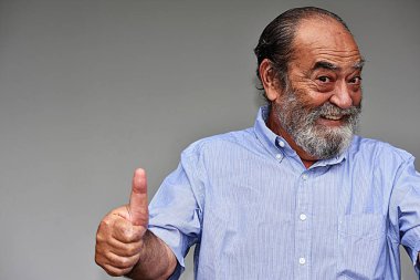 Başparmak yukarıya ile Latin erkek