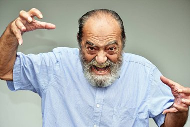 Korkutucu Hispanik erkek büyükbaba