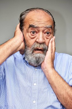 Sakallı yaşlı kişi Alzheimer ile