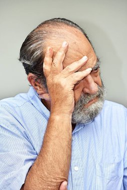 Endişe verici eski kişi