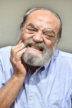 Diş ağrısı ile sakallı yaşlı erkek