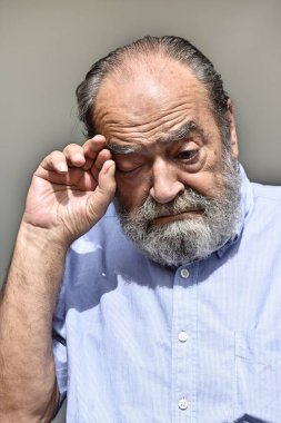 Ağlamaklı Latino kişi