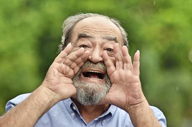 Eski erkek bağırarak sakallı