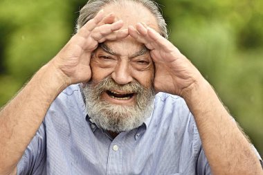 Endişeli erkek büyükbaba