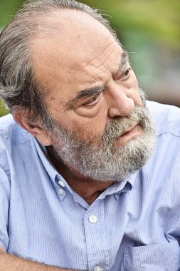 Mutsuz sakallı yaşlı insan