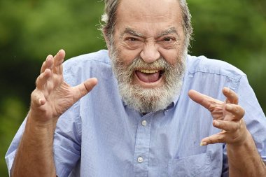 Kızgın emekli kişi