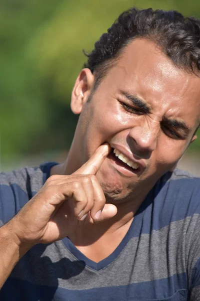 Мужчина с зубной болью — стоковое фото