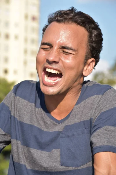 Śmiejąc się hiszpanin mężczyzna — Zdjęcie stockowe
