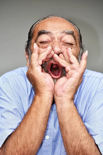Gepensioneerde opa schreeuwen — Stockfoto
