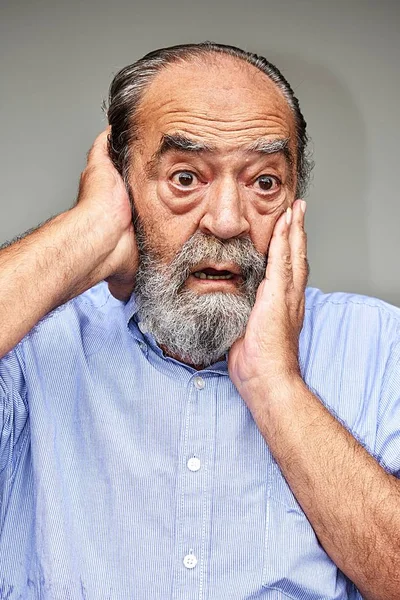 Бородата стара людина з Альцхаймерами — стокове фото