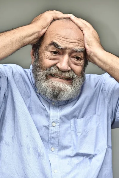 Avô colombiano sênior sob estresse — Fotografia de Stock