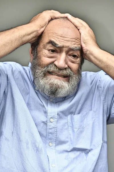 Senior Colombiaanse opa onder Stress — Stockfoto