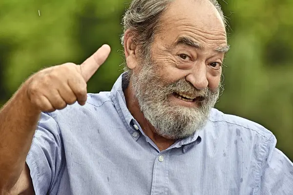 Başparmak ile eski erkek kadar sakallı