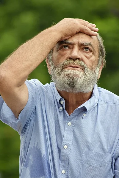 Stresszes öreg szakállas férfi nagypapa — Stock Fotó
