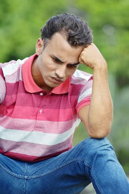 Kolombiyalı genç erkek ve endişe