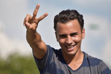 Bir azınlık erkek ve barış işareti