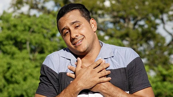 Liefdevolle volwassen Hispanic mannetje — Stockfoto