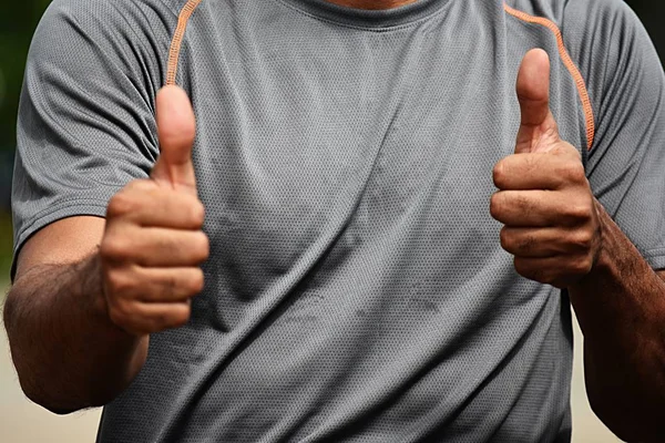 Volwassen mannelijke atleet met Thumbs Up — Stockfoto