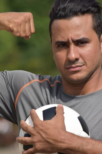 强壮健壮的成年男性足球运动员 — 图库照片