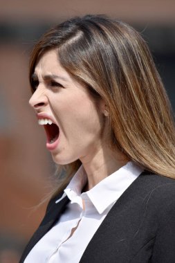 Takım elbise endişeli Kolombiyalı iş kadını