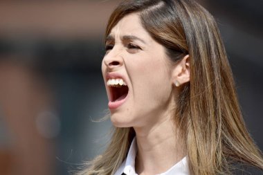 Endişeli çekici bir kişi