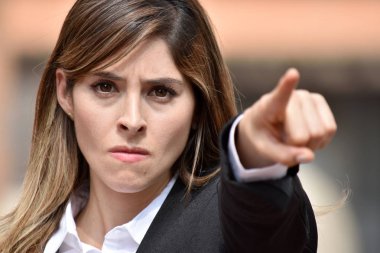 İş kadın işaret kıyafeti giymiş