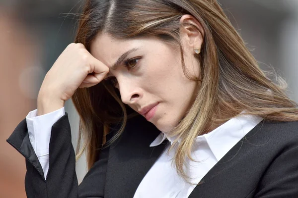 Boldogtalan Kolumbiai üzleti nő visel öltöny — Stock Fotó